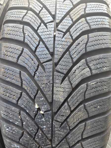 Kumho 205/60R16 WP52 6.5-7mm használt gumi HG18231