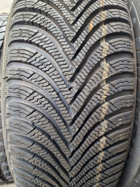 Michelin 215/65R17 Alpin 5 SELFSEAL 8mm használt gumi HG15488
