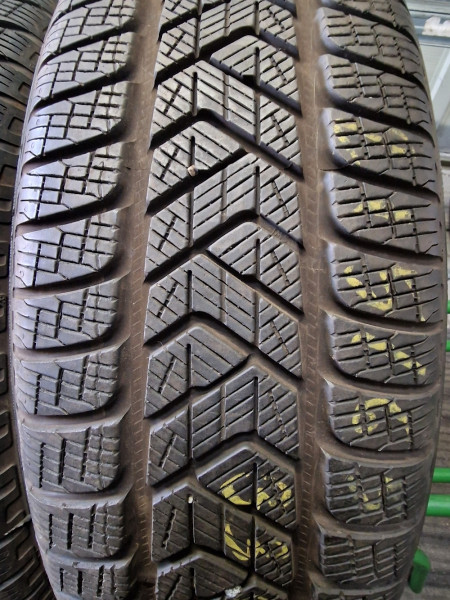 Pirelli 215/65R17 SCORPION WINTER SEAL 7+mm használt gumi HG12141