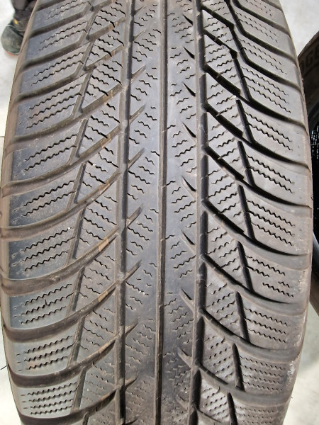 Bridgestone 215/65R17 LM001 5-6mm használt gumi HG12708