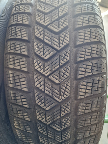 Pirelli 215/65R17 SCORPION WINTER SEAL 7+mm használt gumi HG14558