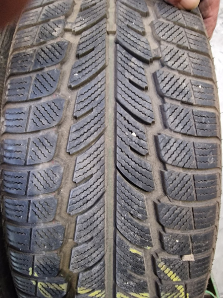 Royal black 205/60R16 ROYAL SNOW 5.5-6mm használt gumi HG13203